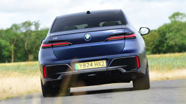 BMW i7 - rear cornering