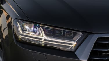 Audi Q7 e-tron 2016 - headlight
