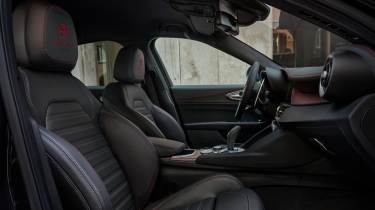 Alfa Romeo Giulia Quadrifoglio Super Sport - front seats