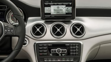 Mercedes CLA 220 CDI centre console