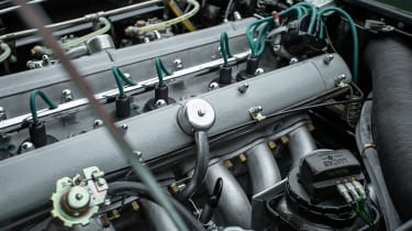 Aston Martin DB5 - engine
