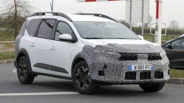 Dacia Jogger facelift (camouflaged) - front 3/4