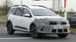 Dacia Jogger facelift (camouflaged) - front 3/4