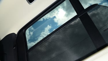 Range Rover - rear window with blinds
