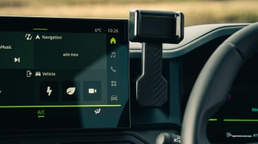 Dacia Duster Hybrid - phone holder