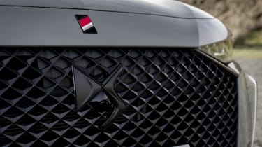 DS 7 - front grille