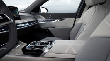 BMW i7 - front seats