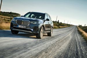 BMW X7 spy shot - tracking