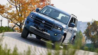 Denza B5 - front cornering incline