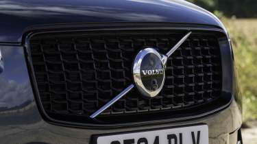 Volvo XC90 B5 - Volvo grille