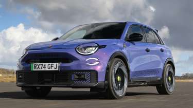 Abarth 600e Scorpionissima - front tracking 