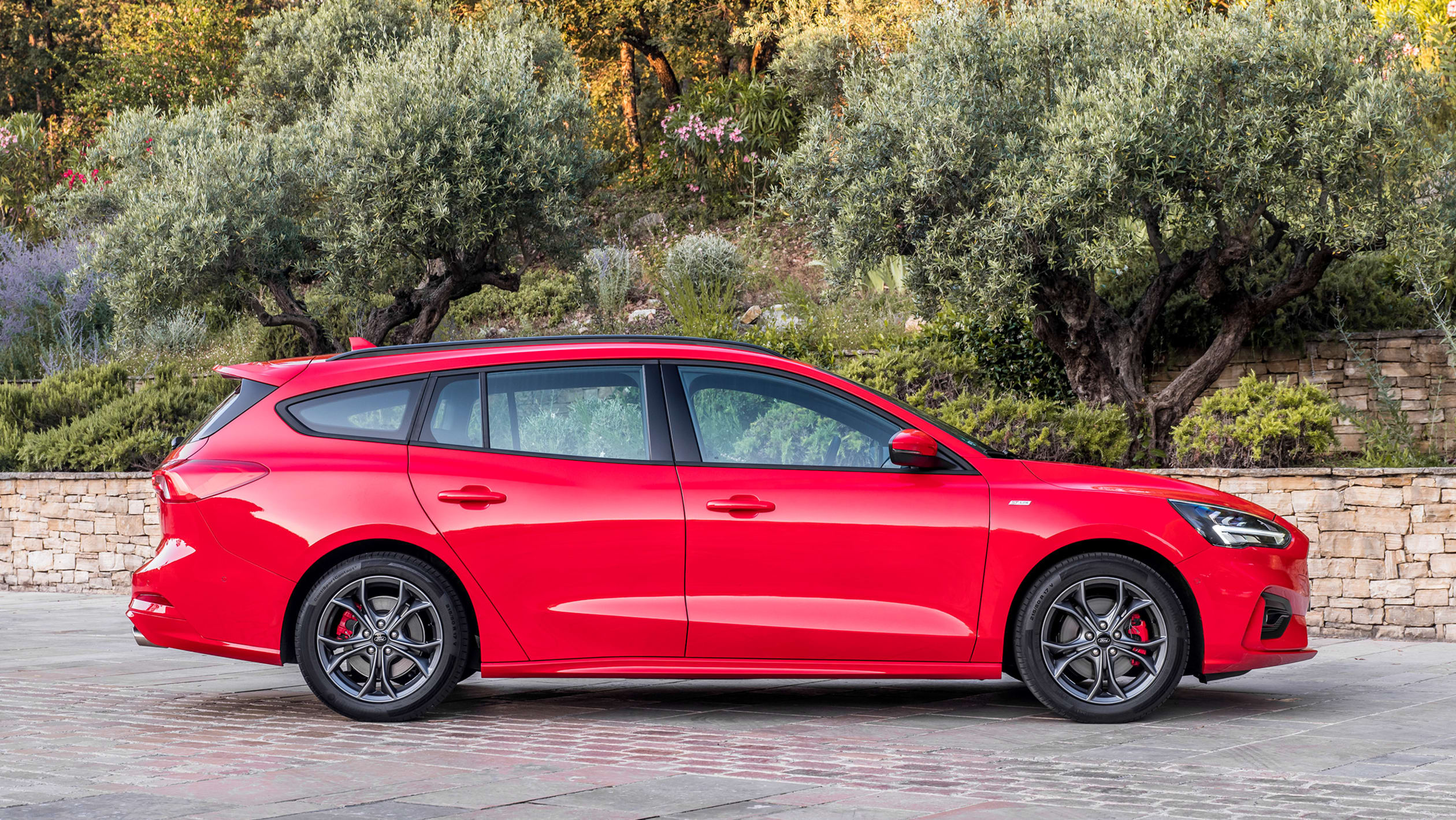 New Ford Focus Estate St Line X Review Pictures Auto Express