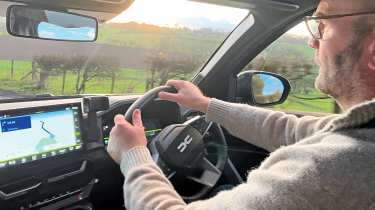 Dacia Bigster Journey hybrid 155 - driving