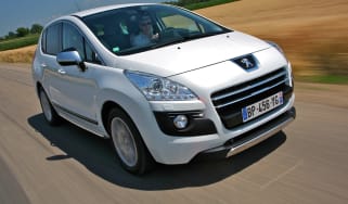 Peugeot 3008 HYbrid4 Limited Edition front tracking