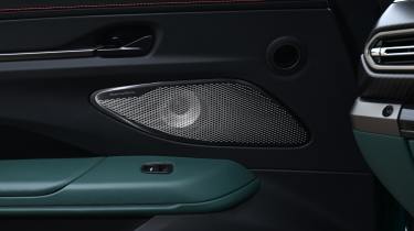 Aston Martin Vantage S - audio speakers
