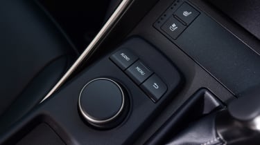 Lexus IS 300h - controls