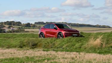 Tesla Model Y Performance 2025 - panning