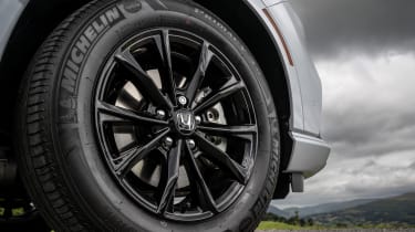 Honda CR-V Advance Tech alloy wheel detail