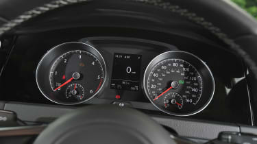 Audi A3 vs Volvo V40 vs Volkswagen Golf - Golf gauges