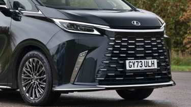 Lexus LM - grille