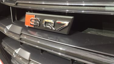 Audi SQ7 red - badge