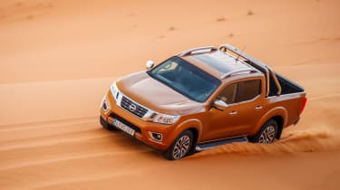 Nissan NP300 Navara pick-up dune - sand driving 5