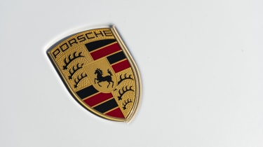 Porsche Macan T - Porsche logo