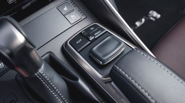 Lexus IS 2017 - centre console