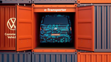 Volkswagen Transporter 2024 года припаркован в транспортном контейнере — сзади