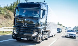 Mercedes Highway Pilot lorry - front tracking