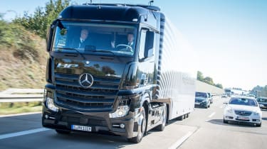 Mercedes Highway Pilot lorry - front tracking