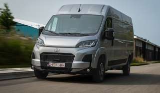 Toyota Proace Max - front tracking