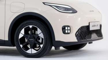 GAC Aion UT - lights and wheel