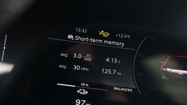 Audi S6 Avant e-tron - digital drivers display 