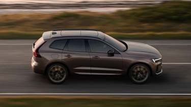 Volvo XC60 facelift 2026 - side action