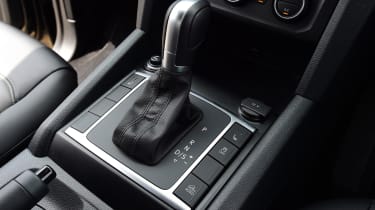 Volkswagen Amarok Dark Label - gear lever