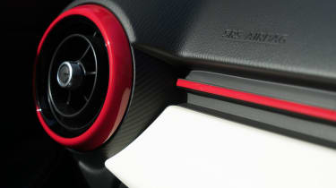 Mazda 2 Red Edition - vent