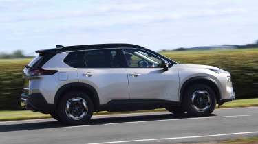 Nissan X-Trail - side