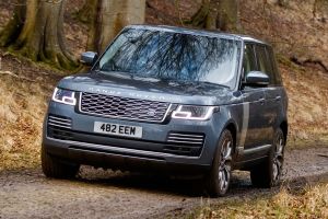 Range Rover PHEV - front off-road