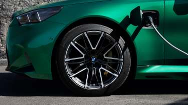 BMW M5 - front wheel and charger