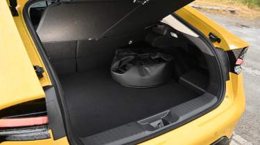 Volkswagen Golf GTE vs Toyota Prius - Prius boot