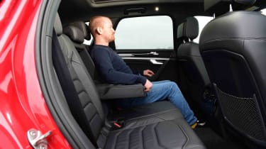Volkswagen Touareg 3.0 TDI 4MOTION Black Edition – Chief reviewer Alex Ingram testing rear legroom