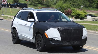 Jeep Cherokee 2018 facelift spy shots 4