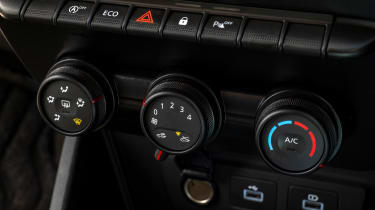 Dacia Duster Commercial - heating controls 