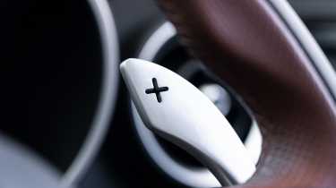 Alfa Romeo Stelvio - gear shifter paddle