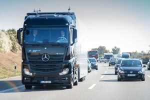 Mercedes Highway Pilot lorry - front tracking 2