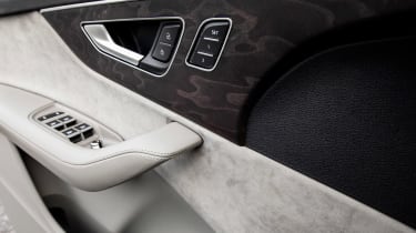 Audi Q7 - door panel