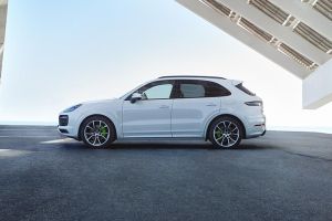 Porsche Cayenne E-Hybrid - side