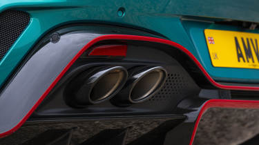Aston Martin Vantage S - exhaust pipes