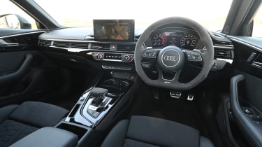 Audi RS 4 Avant vs BMW M3 Touring - Audi interior 